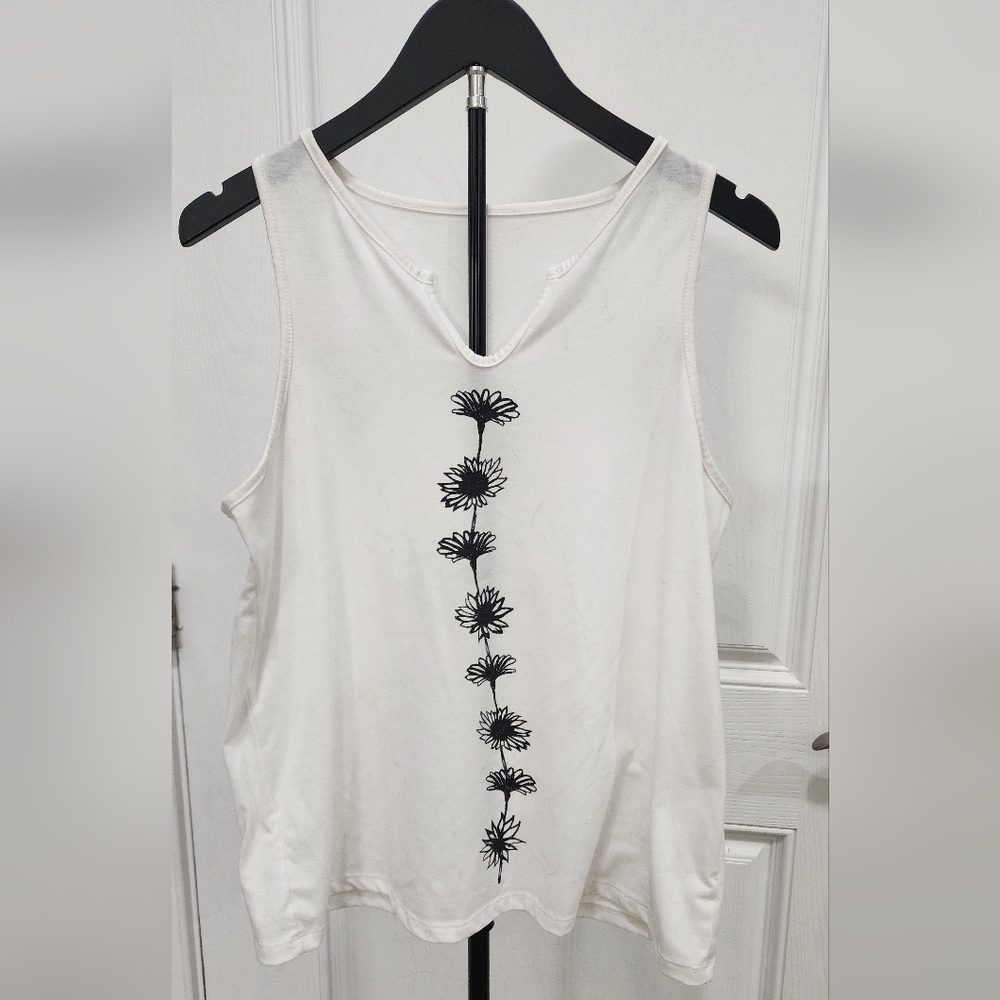 Floral Embroidered Look White Tank Top. SIZE L.